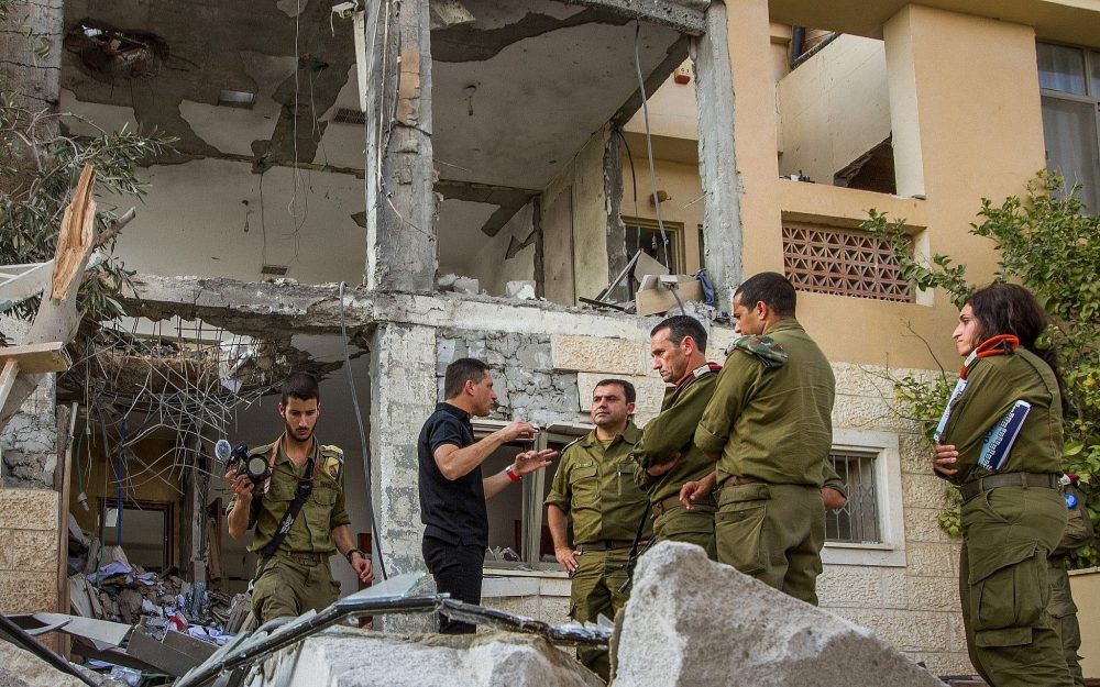 El mayor general Herzi Halevi (C), jefe del Comando Sur de las FDI, visita una casa en Beersheba que fue destruida por un cohete disparado desde la Franja de Gaza el 17 de octubre de 2018. (Flash90)