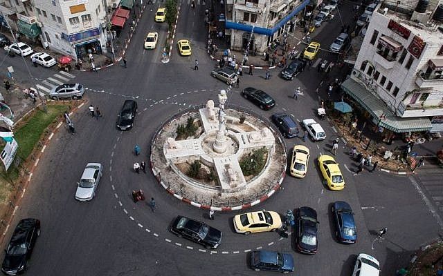 Farashe Yoga se encuentra en la plaza Al Manara de Ramallah. (Ilia Yefimovich / Getty Images / JTA)