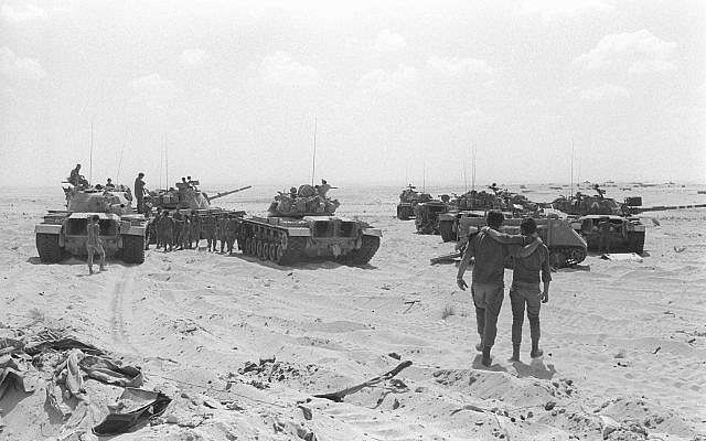 Los vehículos blindados israelíes toman posiciones durante el inicio de la Guerra de Yom Kipur el 10 de octubre de 1973. (Archivos del Ministerio de Defensa / Bamahane)