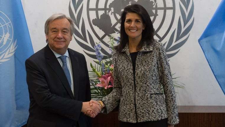 El Secretario General de las Naciones Unidas, António Guterres, se da la mano con Embajadora de los Estados Unidos ante las Naciones Unidas, Nikki Haley, en las Naciones Unidas en Nueva York, 27 de enero de 2017. (AFP / Bryan R. Smith)