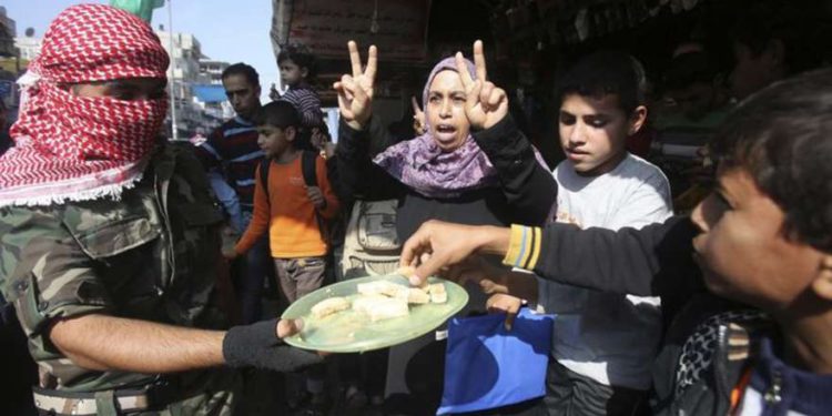 Hamás está repartiendo dulces en Gaza para celebrar el ataque terrorista en Samaria