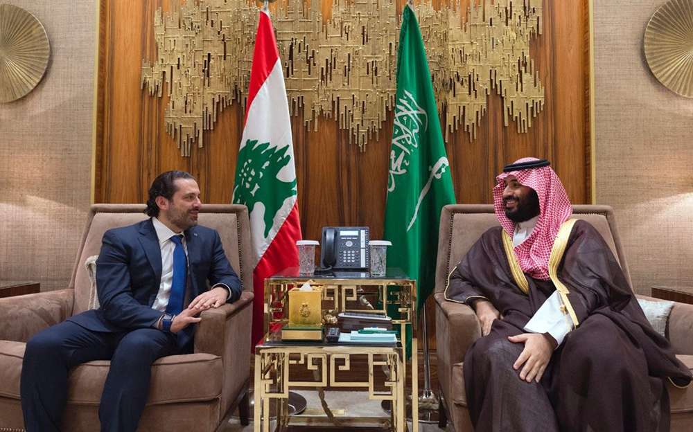 En esta foto publicada el 30 de octubre de 2017 por el fotógrafo oficial del gobierno de Líbano, Dalati Nohra, el príncipe heredero Mohammed bin Salman, a la derecha, se reúne con el primer ministro libanés Saad Hariri en Riad, Arabia Saudita. (Dalati Nohra a través de AP)