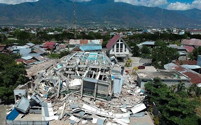 Esta imagen aérea muestra los restos de un hotel de 10 pisos en Palu, en el centro de Sulawesi en Indonesia, el 30 de septiembre de 2018, después de que se derrumbó luego de un fuerte terremoto en el área. (AFP / Azwar)