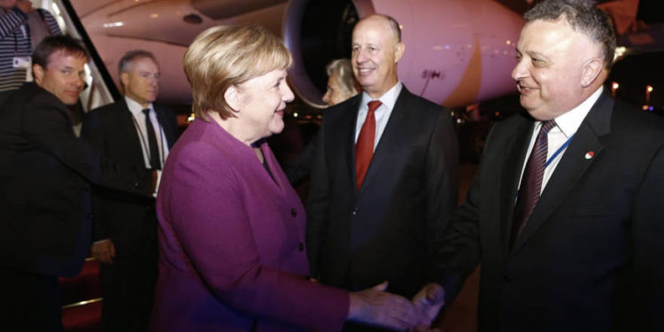 Merkel aterriza en Israel y se dirige a cenar con Netanyahu