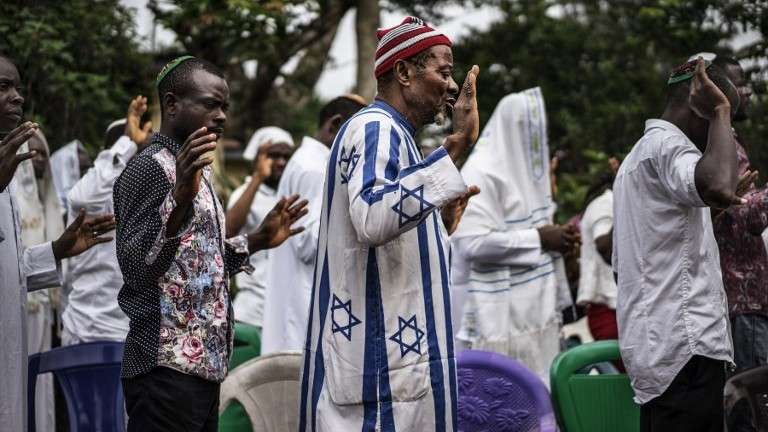 Partidarios de los Pueblos Indígenas de Biafra (IPOB), miembros de la Sinagoga Yahveh Yashua (Región de Yisraelities Biafra) celebran Shabat fuera de la residencia del líder del movimiento Nnamdi Kanu en Umuahia, el 27 de mayo de 2017. (AFP PHOTO / MARCO LONGARI)