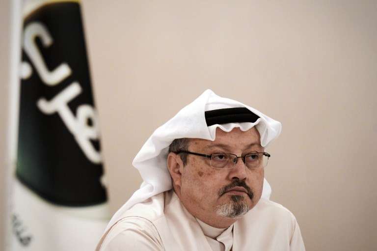 (ARCHIVO) En esta foto de archivo tomada el 15 de diciembre de 2014, Jamal Khashoggi, observa durante una conferencia de prensa en la capital de Bahrein, Manama. (AFP / MOHAMMED AL-SHAIKH)