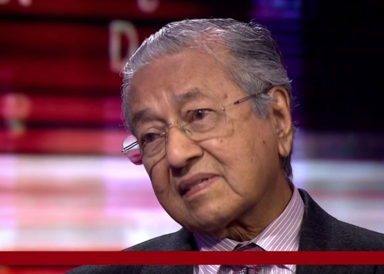 Líder antisemita de Malasia exige la renuncia de Trump