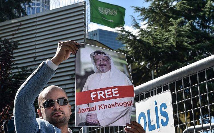 Un manifestante sostiene una foto del periodista desaparecido Jamal Khashoggi durante una manifestación frente al consulado de Arabia Saudita, el 5 de octubre de 2018, en Estambul. (AFP PHOTO / OZAN KOSE)