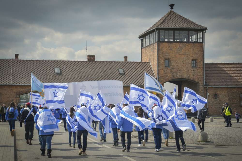Personas de todo el mundo que participan en la Marcha de los vivos en el campamento de Auschwitz-Birkenau en Polonia, mientras Israel celebra el Día de Conmemoración del Holocausto anual, el 24 de abril de 2017. (Yossi Zeliger / Flash 90)