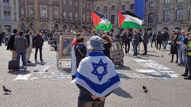 Michael Jacobs frente a los manifestantes de BDS en Amsterdam