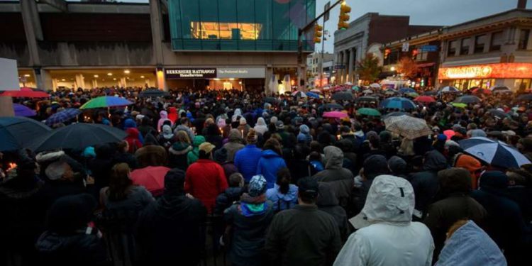 Miles en Pittsburgh se reúnen para vigilia después de masacre en sinagoga