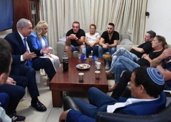 Netanyahu visita a familias de las víctimas del ataque de Barkan