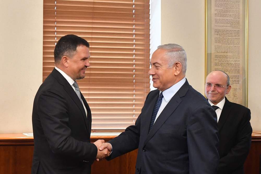 El primer ministro Benjamin Netanyahu, a la derecha, se reúne con el viceprimer ministro ruso Maxim Akimov, el 9 de octubre de 2018. (Kobi Gideon / GPO)