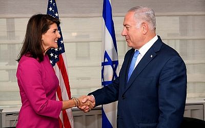 El primer ministro, Benjamin Netanyahu, se reúne con el embajador estadounidense en la ONU, Nikki Haly, el viernes 28 de septiembre de 2018 en Nueva York. Avi Ohayon / GPO
