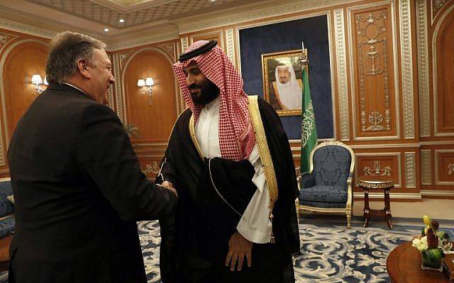 El secretario de Estado de Estados Unidos, Mike Pompeo, a la izquierda, se reúne con el príncipe heredero de la corona saudita Mohammed bin Salman en Riad, el 16 de octubre de 2018. (LEAH MILLIS / POOL / AFP)