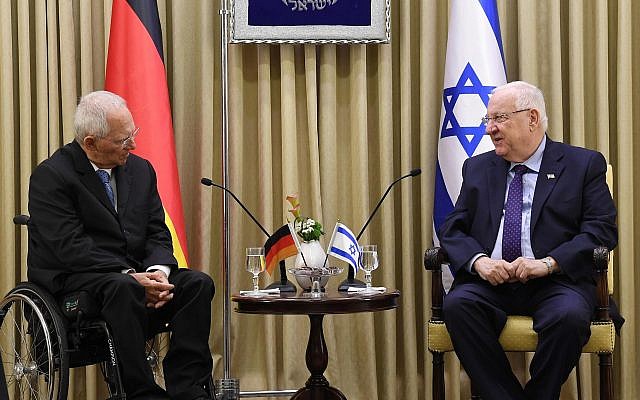 El presidente Reuven Rivlin (R) se reúne con el presidente del Bundestag, Wolfgang Schauble, en su residencia oficial en Jerusalén el 25 de octubre de 2018. (Mark Neiman / GPO)