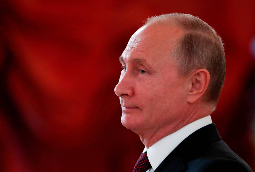 Mientras Putin se entromete en el extranjero, toma medidas enérgicas en casa