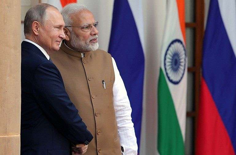 El presidente ruso Vladimir Putin, a la izquierda, y el primer ministro indio Narendra Modi posan para los fotógrafos antes de su reunión en la Casa Hyderabad en Nueva Delhi el 5 de octubre de 2018. (AFP Photo / Sputnik / Mikhail Klimentyev)