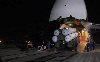 Captura de pantalla de un video que muestra la entrega de misiles de defensa aérea S-300 a Siria. (Youtube)