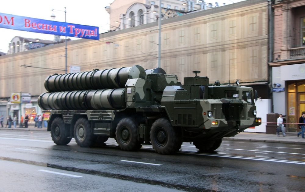 Un sistema ruso de misiles tierra-aire S-300 en exhibición en Moscú en 2009. Crédito: Wikimedia Commons.