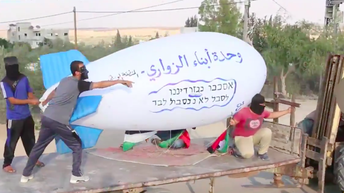 Grupo terrorista de Gaza presenta el primer dirigible incendiario hacia Israel