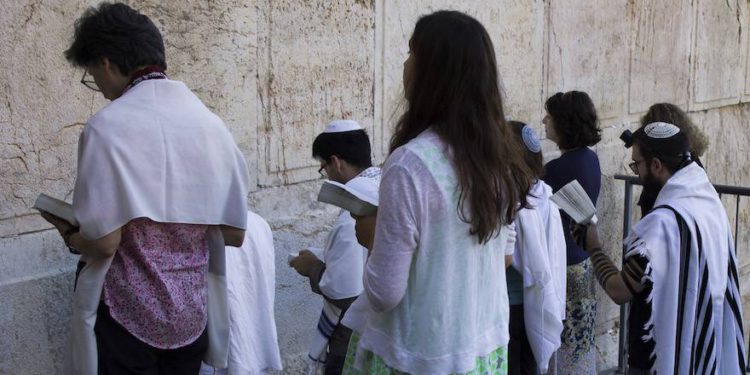 Según un estudio más israelíes se identifican con el judaísmo conservador y reformista