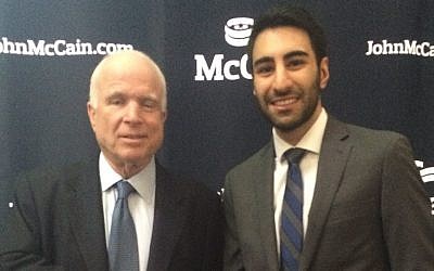Shay Khatiri con John McCain (a través de Facebook)