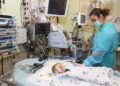 Bebé palestino se aferra a la vida después de un trasplante de corazón de un niño israelí