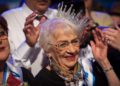 Tova Ringer, sobreviviente del Holocausto de 93 años, gana el concurso de belleza “Miss Holocaust Survivor” en la ciudad de Haifa, en el norte de Israel, el 14 de octubre de 2018. (Hadas Parush / Flash 90)