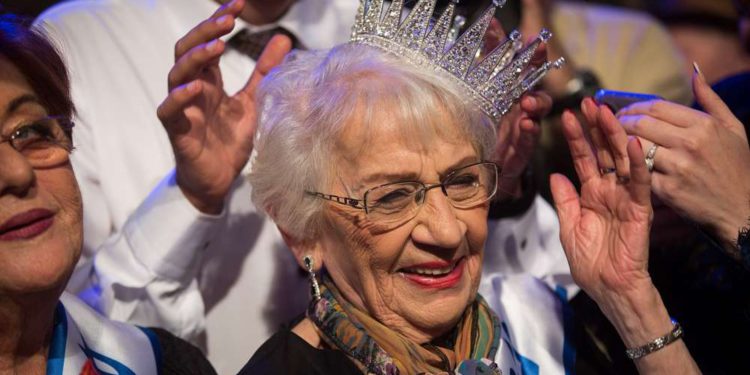 Tova Ringer, sobreviviente del Holocausto de 93 años, gana el concurso de belleza “Miss Holocaust Survivor” en la ciudad de Haifa, en el norte de Israel, el 14 de octubre de 2018. (Hadas Parush / Flash 90)