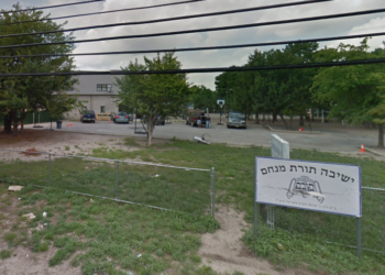 Muñeca clavada a un árbol con un cuchillo en la frente, cerca de escuela judía en Nueva Jersey