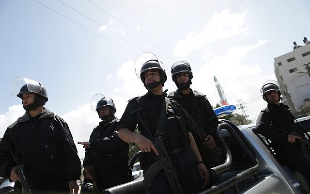 Fuerzas de seguridad de Hamás en la ciudad de Gaza, 4 de abril de 2013. (Wissam Nassar / FLASH90)