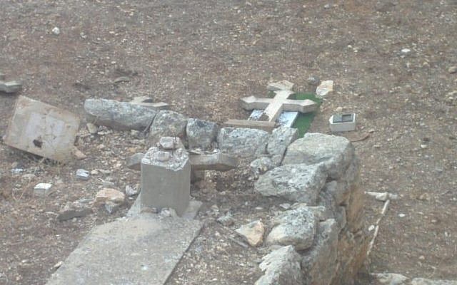 Vandalismo descubierto en el cementerio cristiano en las afueras de Beit Jamal Monestary el 17 de octubre de 2018. (Tag Meir)