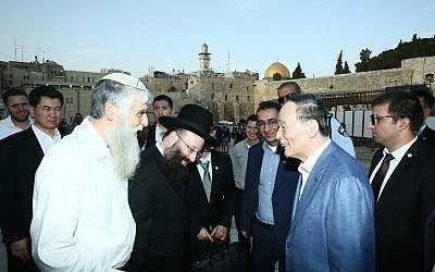 El vicepresidente chino Wang Qishan, a la derecha, visita el Muro Occidental en la Ciudad Vieja de Jerusalén, el 22 de octubre de 2018. (Miri Shimonovich / MFA)
