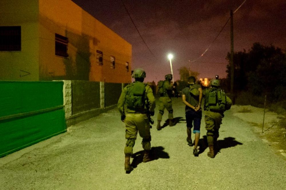 Las tropas israelíes participan en las operaciones en el pueblo de Shuweika, al norte de Judea y Samaria, en busca de un terrorista de la ciudad que mató a dos israelíes e hirió a un tercero, el 7 de octubre de 2018. (Fuerzas de Defensa de Israel)