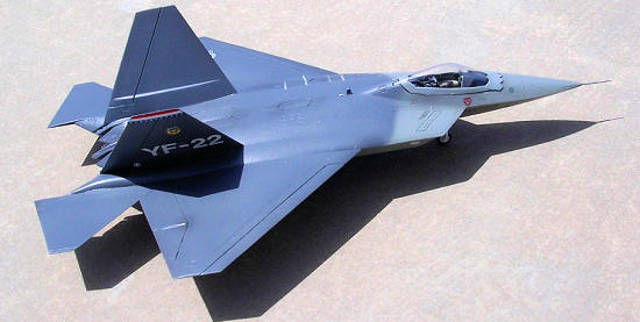 El F-22 Raptor es un avión de caza monoplaza y bimotor de quinta generación concebido en Estados Unidos durante los años 80 y desarrollado en los años 1990 que usa tecnología furtiva.