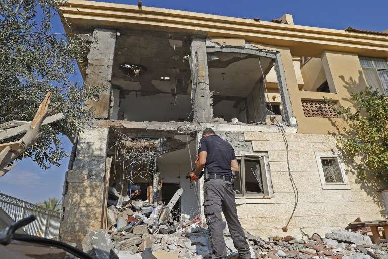 Un zapador israelí verifica una casa después de un cohete disparado desde la Franja de Gaza dirigida por Hamás a la ciudad de Beer Sheva, al sur de Israel, el 17 de octubre de 2018. (Jack GUEZ / AFP)