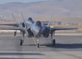 Dos de tres nuevos aviones de combate F-35 aterrizan en una pista de aterrizaje en la base de Nevatim de la Fuerza Aérea de Israel en el sur de Israel el 24 de junio de 2018. (Fuerzas de Defensa de Israel)