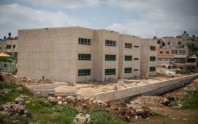 Se construye una nueva escuela en el barrio de Shuafat en Jerusalén Este, 30 de marzo de 2016. (Hadas Parush / Flash90)