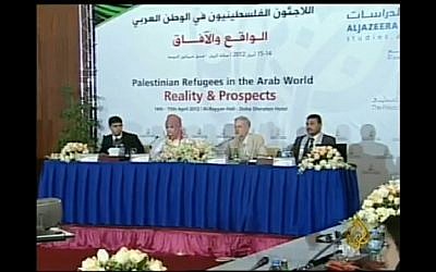 El líder del Partido Laborista del Reino Unido, Jeremy Corbyn (2r), asiste a una conferencia de 2012 en Doha junto con varios terroristas palestinos condenados por asesinar a israelíes. (Captura de pantalla: Twitter)