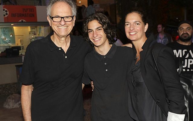 El director Avi Nesher (izquierda), con su hijo, Ari y su esposa, Iris. Ari Nesher, de 17 años, murió el jueves 27 de septiembre, después de resultar gravemente herido en un accidente de atropello y huida el lunes 24 de septiembre de 2018 (Cortesía de Rafi Delouya)
