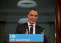 Ministro del Reino Unido ofrece discurso en el que recuerda la huida de su padre de los nazis