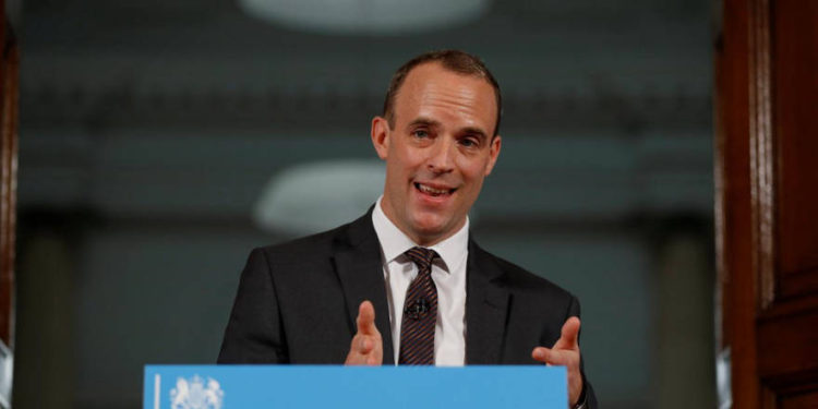 Ministro del Reino Unido ofrece discurso en el que recuerda la huida de su padre de los nazis