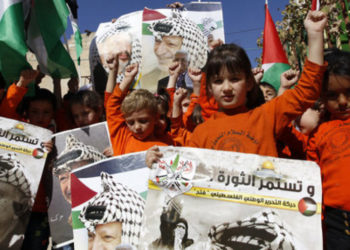 Los libros escolares palestinos todavía promueven el terrorismo y la destrucción de Israel