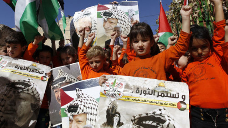 Los libros escolares palestinos todavía promueven el terrorismo y la destrucción de Israel