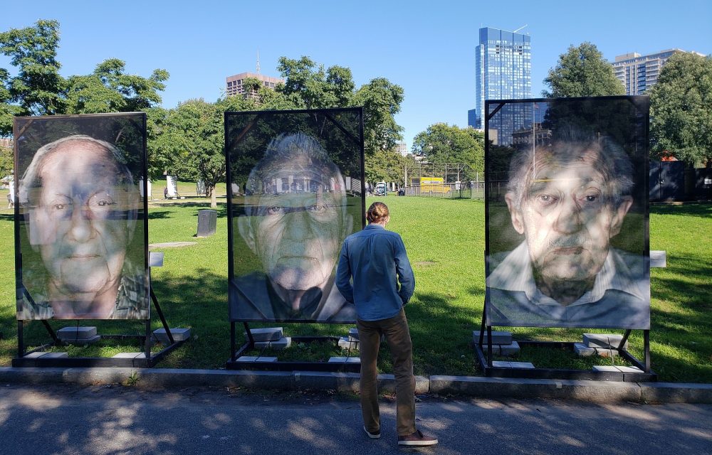 Retratos de sobrevivientes del Holocausto en Boston Common para la instalación del recuerdo 'Lest We Forget', Boston, Massachusetts, 16 de octubre de 2018 (Matt Lebovic / The Times of Israel)