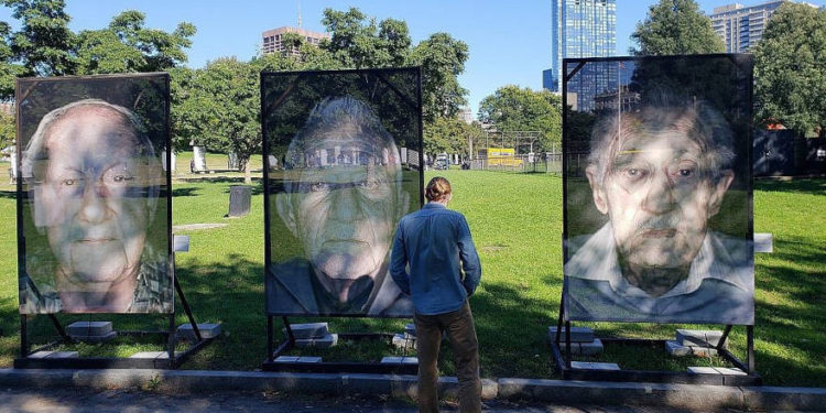 En el histórico Boston Common, los transeúntes se encuentran cara a cara con el Holocausto