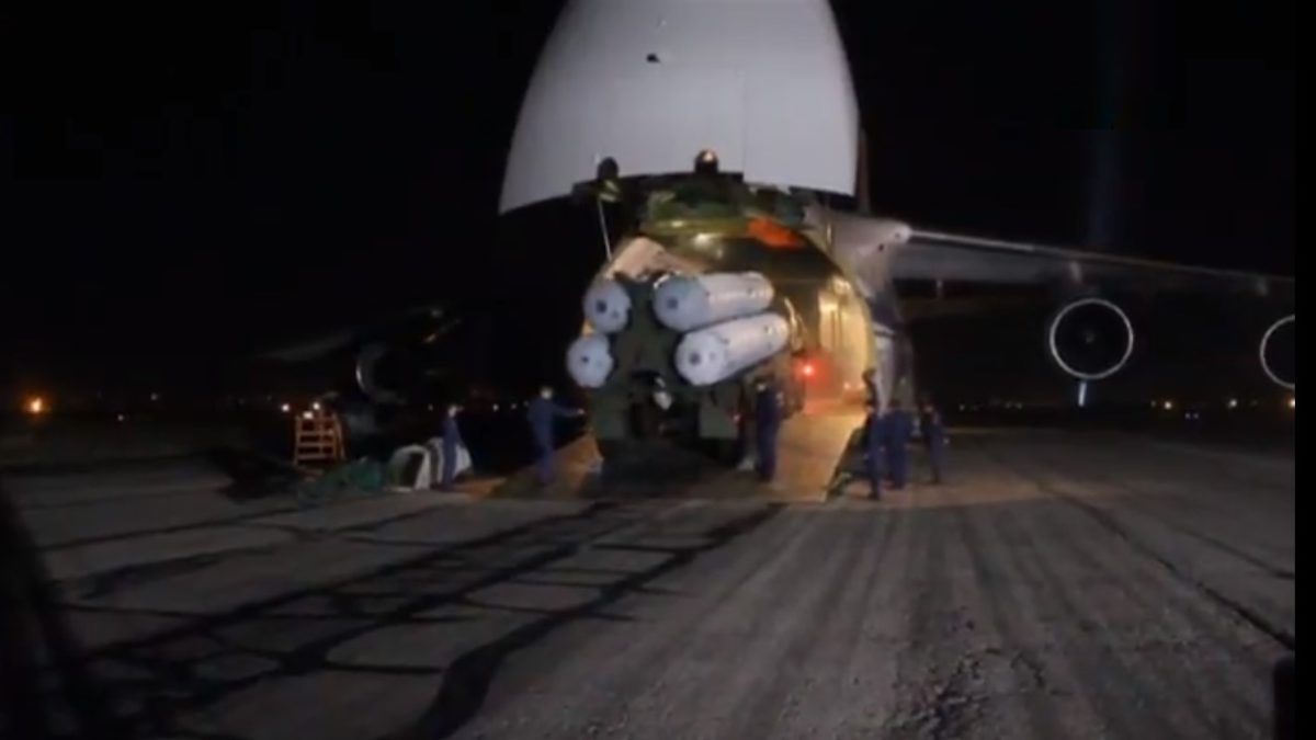 Rusia lanza un video que muestra la entrega del sistema de defensa aérea S-300 a Siria