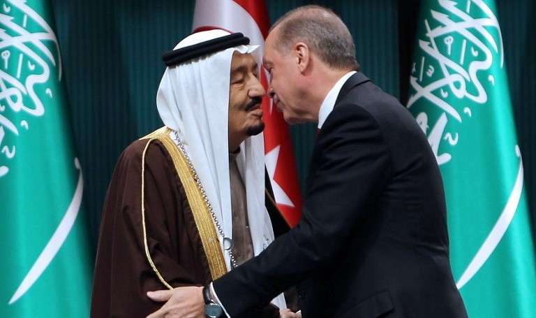 El presidente turco Recep Tayyip Erdogan, a la derecha, le da la mano al rey Salman de Arabia Saudita después de que el monarca saudí recibió la medalla estatal más alta de Turquía durante una ceremonia en el complejo presidencial en Ankara el 12 de abril de 2016. (AFP / Adem Altan)