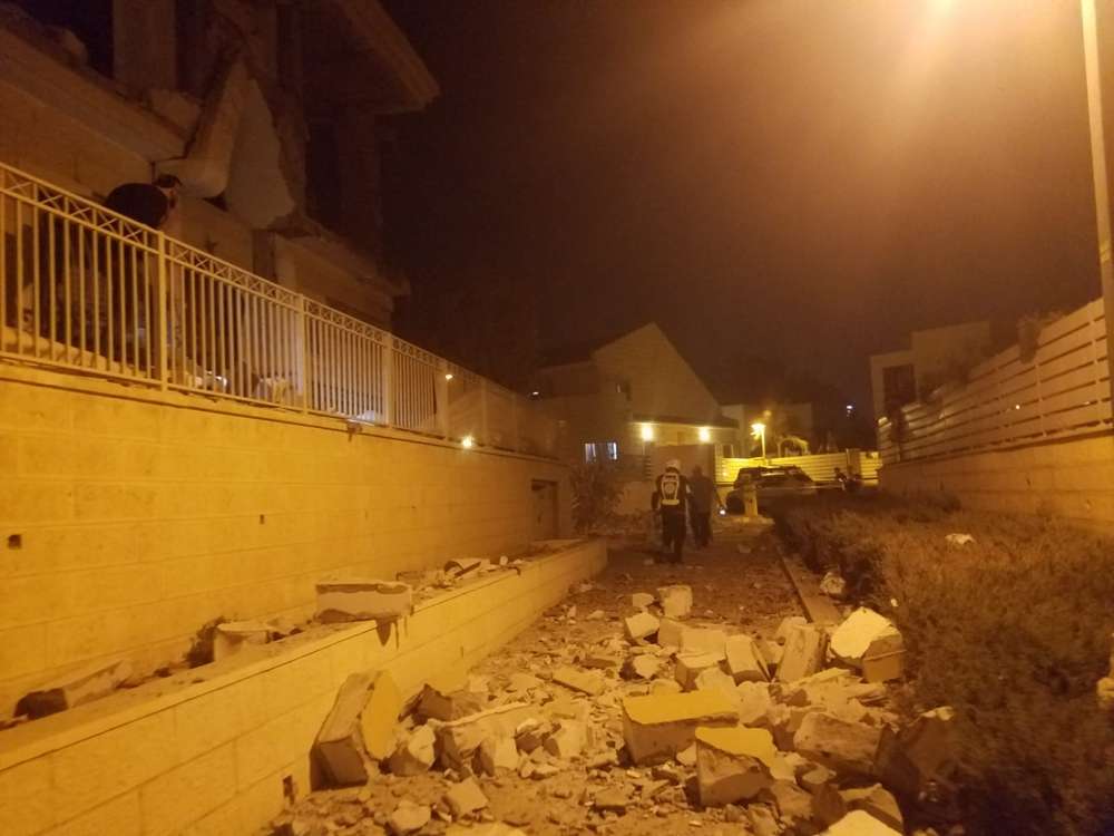 Los resultados de un ataque con cohetes en una casa en la ciudad de Beersheba, en el sur de Israel, el 17 de octubre de 2018. (Magen David Adom)